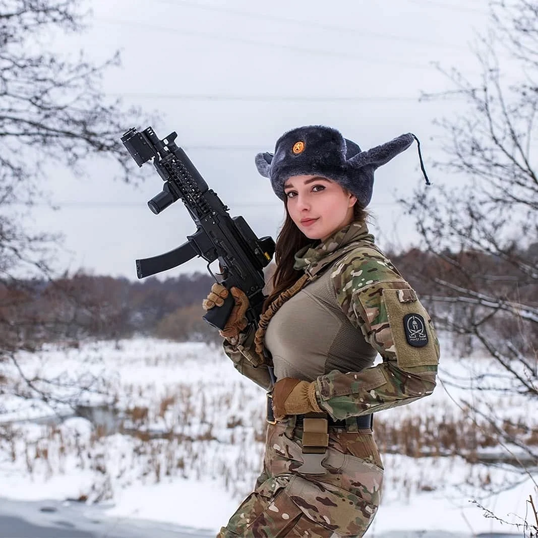 Елена Делигиоз в военной форме в хорошем качестве