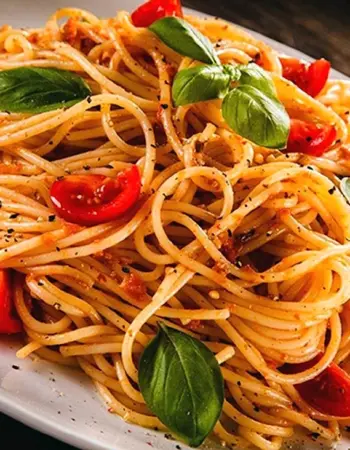 Итальянская паста с помидорами и базиликом