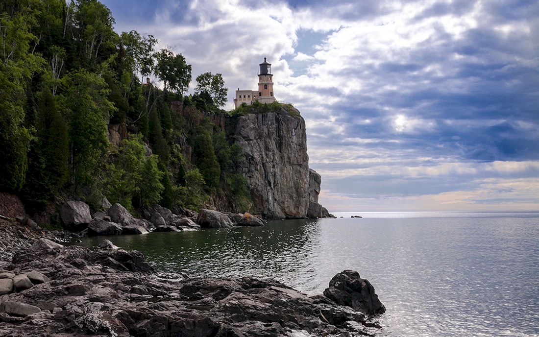 Картина Маяк в море на Утесе