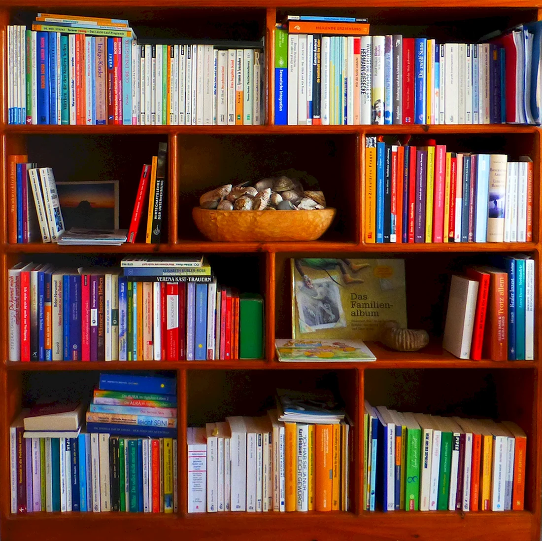 Книжные стеллажи в библиотеке