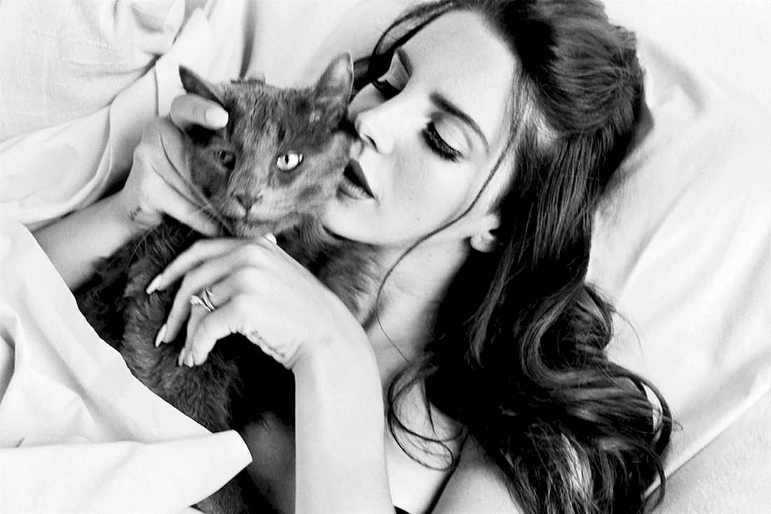 Лана дель Рей с кошкой