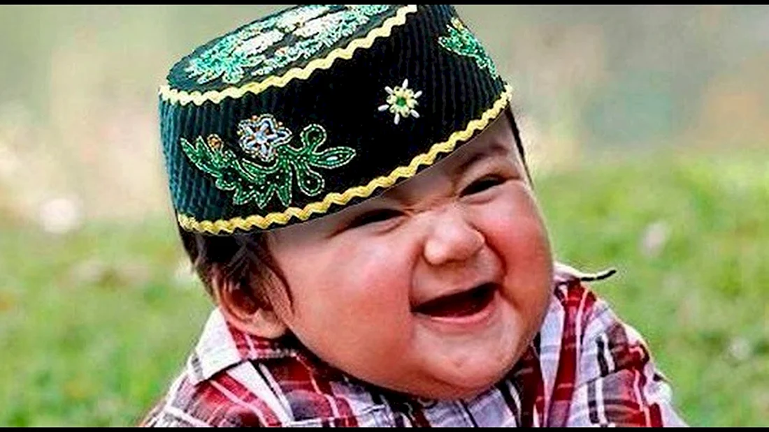 Маленький мальчик в тюбетейке