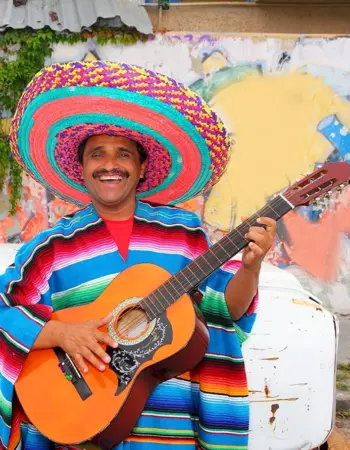 Мексиканец в пончо и Сомбреро с гитарой