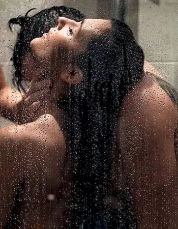 Мужчина и женщина под душем