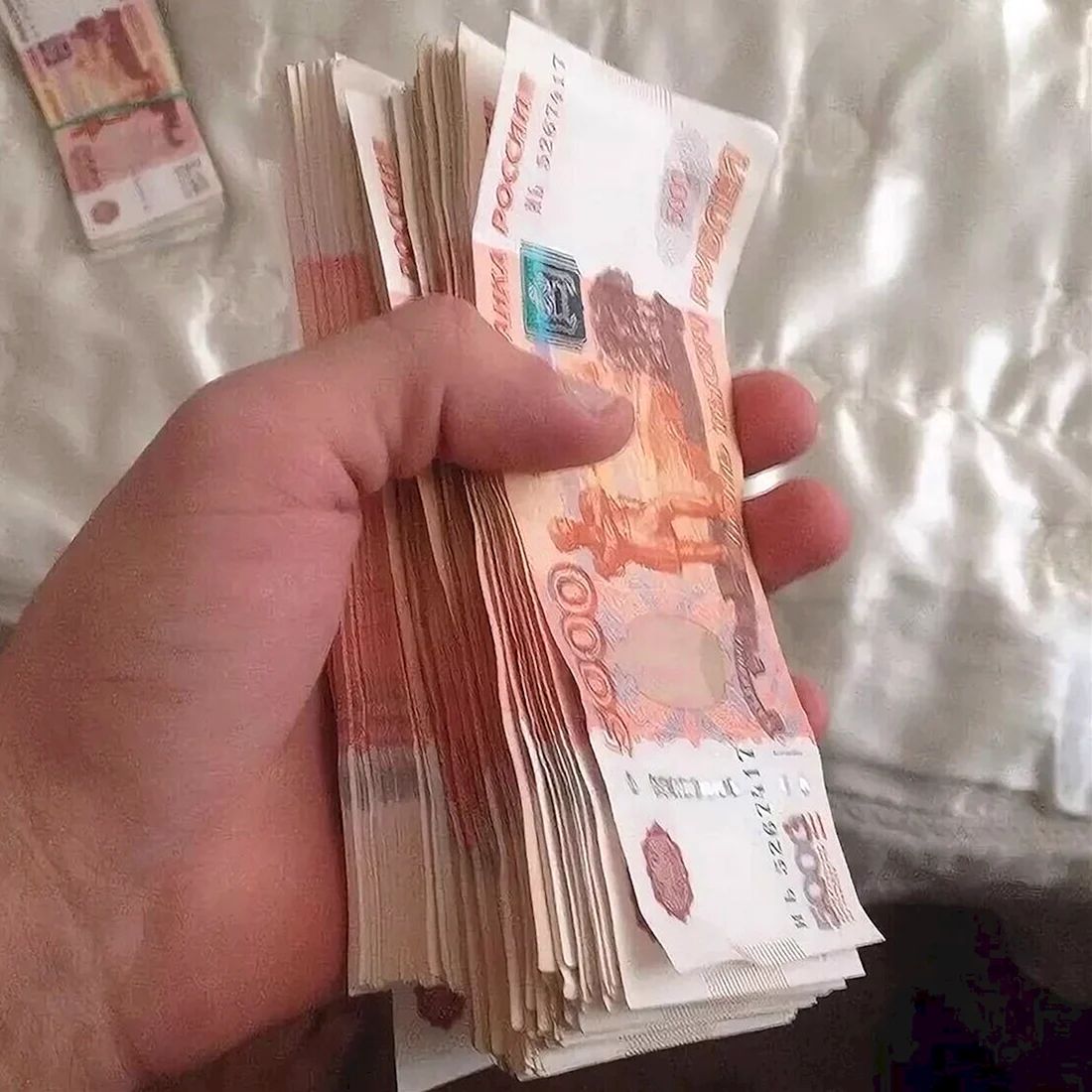 Пачка денег в руках