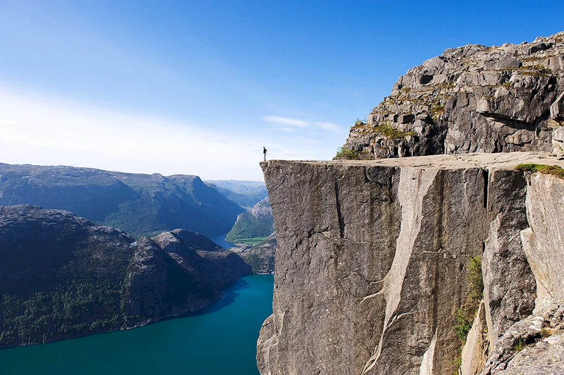 Прекестулен — гигантский каменный утёс.
