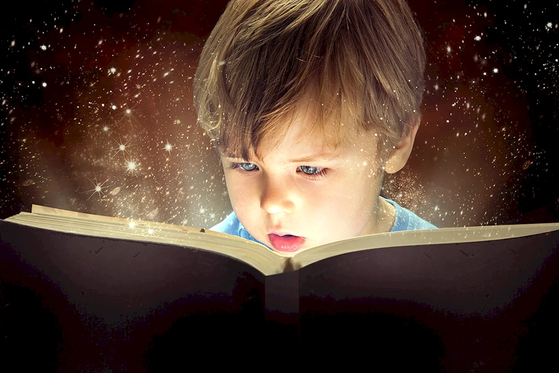 Ребенок читает книгу