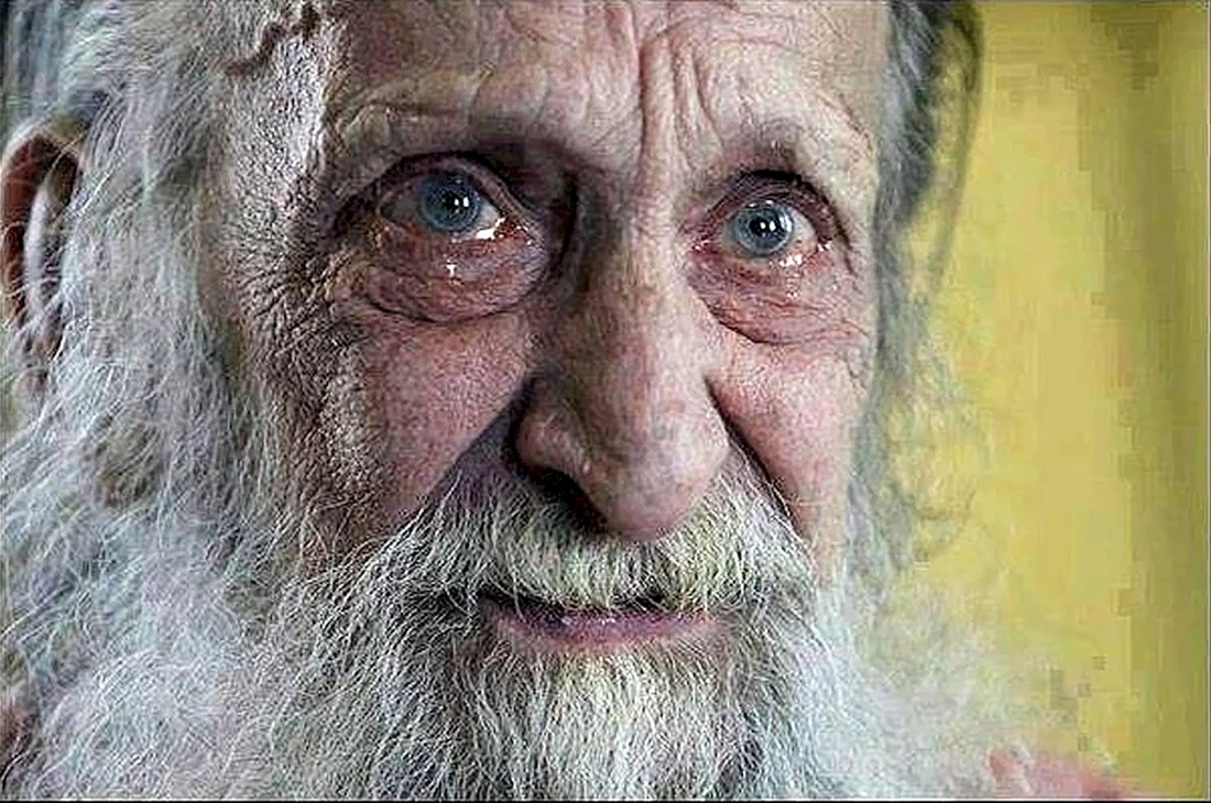 Старик плачет