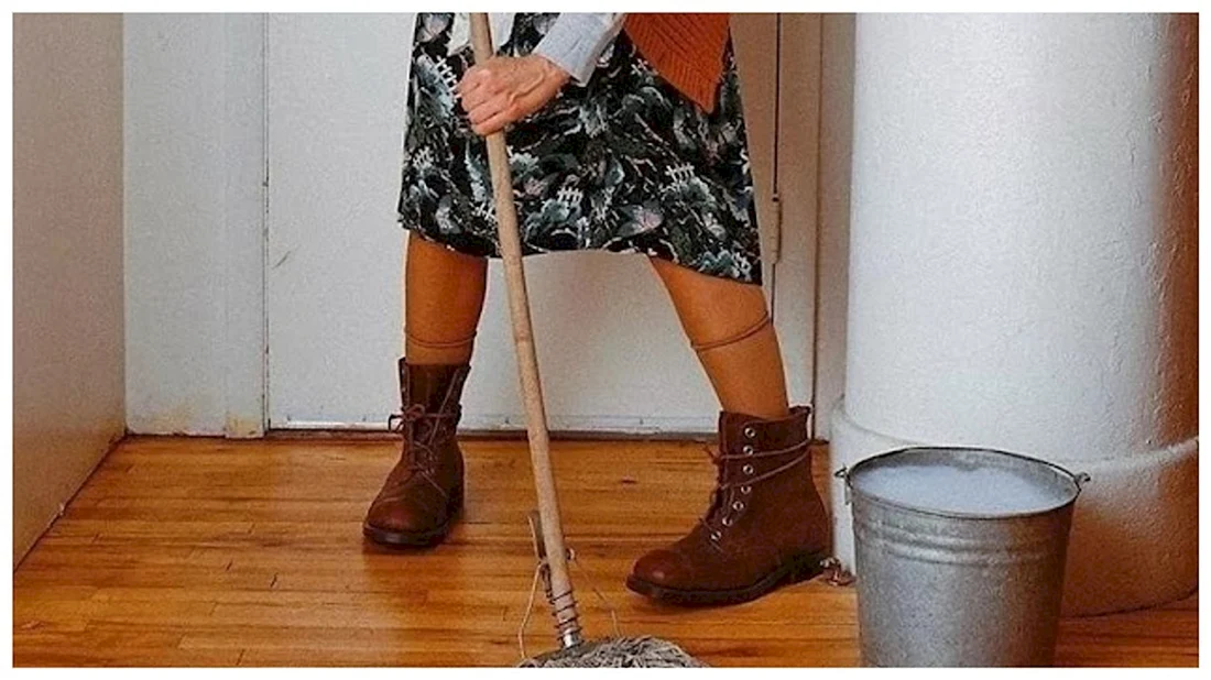 Тетка со шваброй