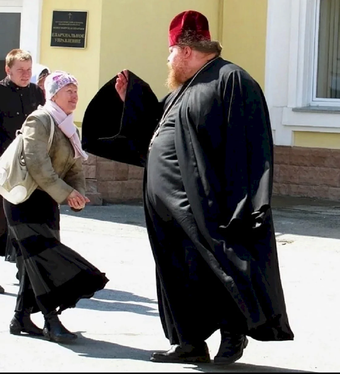 Толстый священник