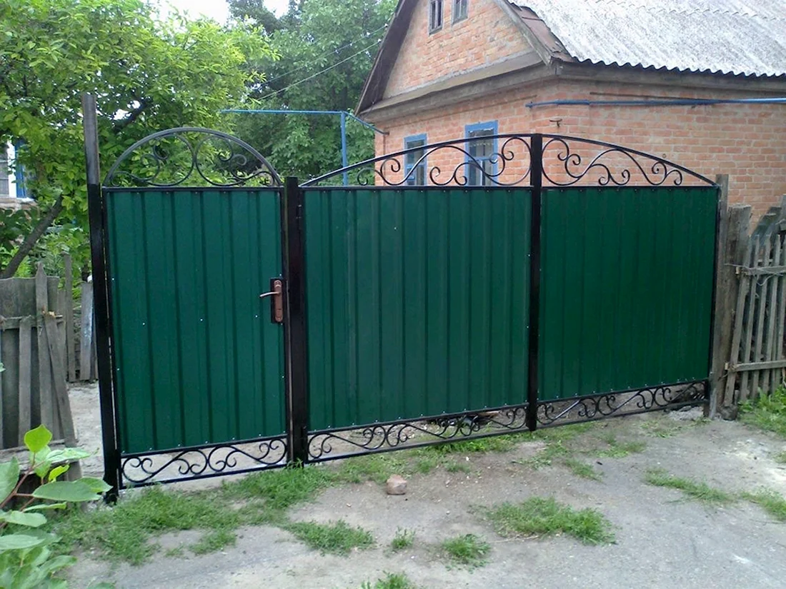 Ворота откатные калитка из металлопрофиля с элементами ковки