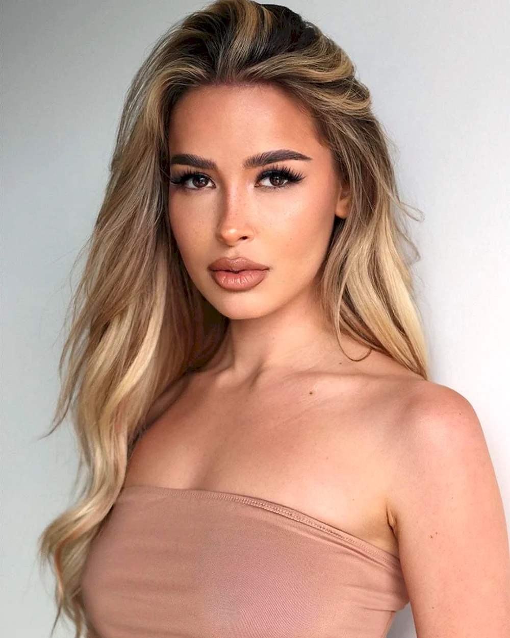 Elena kamperi модель