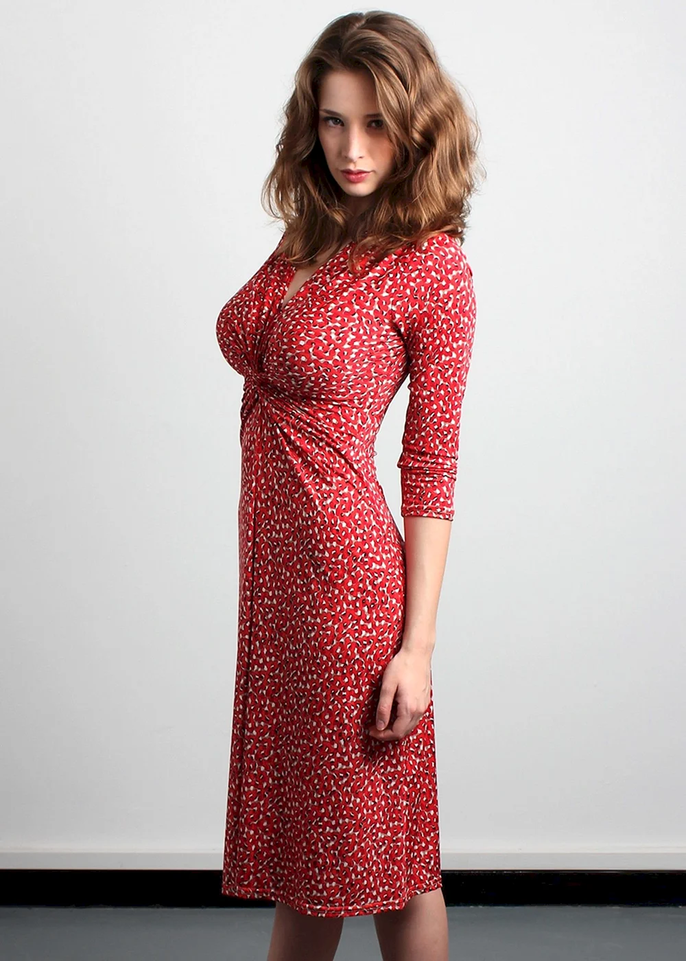 Emily Shaw в платье