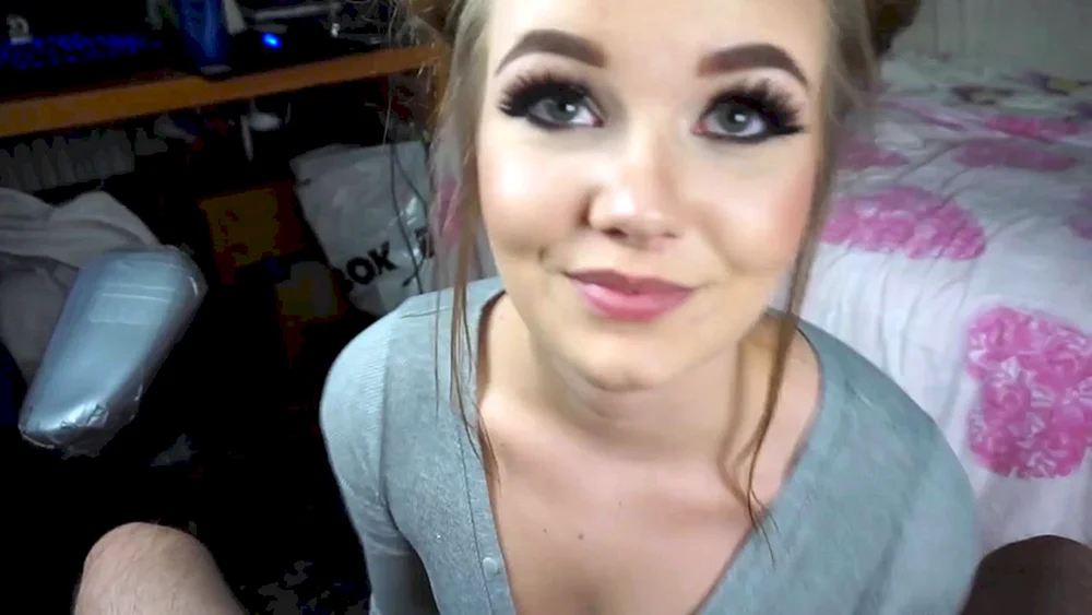 Miss Banana глотает