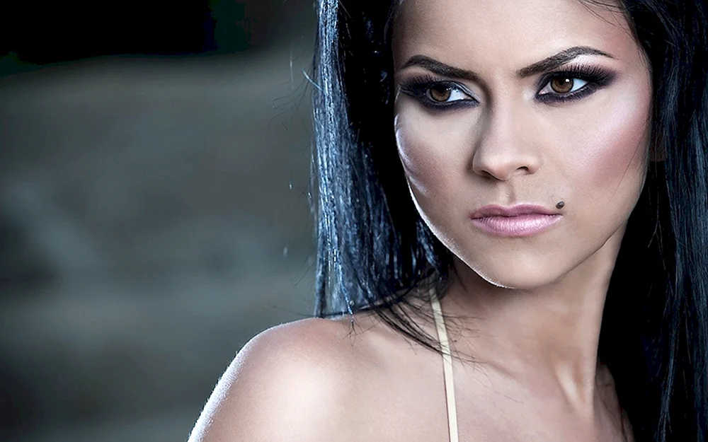 Румынская певица Inna
